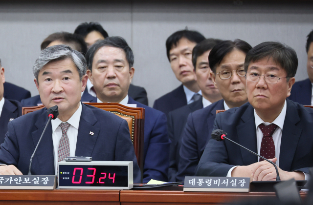 조태용 국가안보실장이 30일 국회에서 열린 운영위원회 전체회의에서 의원 질의에 답변하고 있다. 앞줄 오른쪽은 김대기 대통령비서실장. 연합뉴스