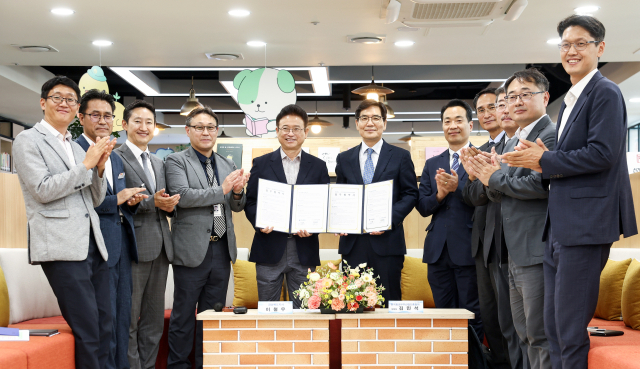 경북도는 31일 한국항공우주산업진흥협회와 경북 항공우주산업 발전을 위한 업무협약을 맺고 상호 협력하기로 했다. 경북도 제공