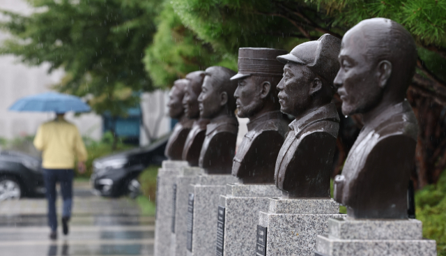 국방부가 육군사관학교 교내뿐 아니라 국방부 청사 앞에 설치된 고(故) 홍범도 장군 흉상에 대해서도 필요시 이전을 검토하고 있다고 밝힌 28일 서울 용산구 국방부 청사 앞에 설치된 고 홍범도 장군 흉상 모습. 연합뉴스