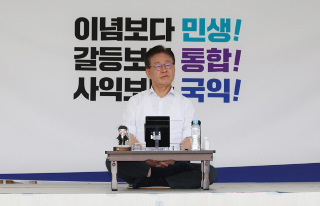 더불어민주당 이재명 대표가 31일 오후 국회 본청 앞에서 단식 농성을 하고 있다. 연합뉴스