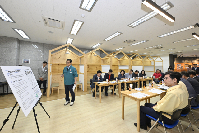 영덕군이 분석실에서 검사한 지역 수산물과 바다에서 방사능 수치가 나오지 않았음을 확인하고 앞으로 지속적이고 강력한 대응방안을 논의하고 있다. 영덕군 제공