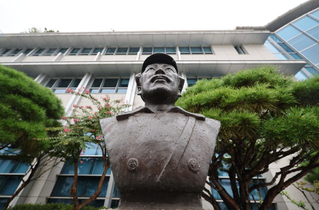 서울 용산구 국방부 청사 앞에 설치돼 있는 홍범도 장군 흉상. 연합뉴스