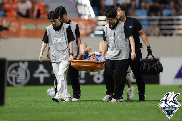 1일 경기 중 부상으로 실려 나가는 세징야. 한국프로축구연맹 제공