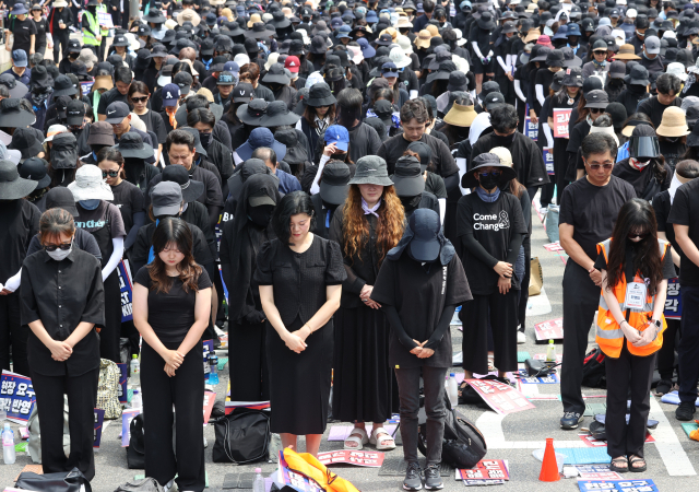 26일 오후 서울 영등포구 국회 앞에서 전국교사일동이 연 