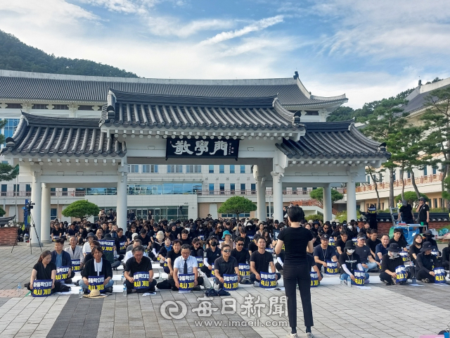 경북지역 교사들이 최근 공교육 멈춤의 날을 맞아 경북교육청 일원에서 극단적 선택으로 세상을 떠난 동료 교사들을 추모하고, 교권 회복을 위한 성명을 발표하고 있다. 김영진 기자