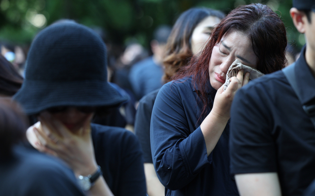 4일 오후 대구시교육청 앞 분수광장에서 열린 서울 故 서이초 교사 49재 추모집회에 참가한 교사들이 고인을 추모하며 눈물을 흘리고 있다. 김영진 기자 kyjmaeil@imaeil.com