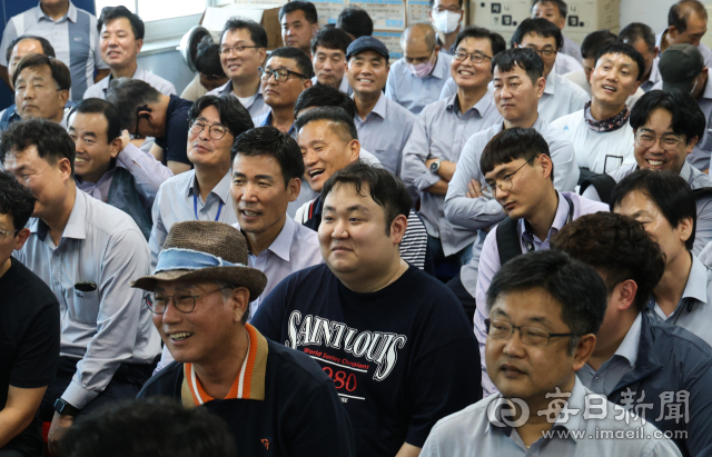 6일 대구 북구 관음동 우주교통 사옥에서 시내버스 운전기사 100여 명이 친절 교육에 참여해 전문 강사의 고객 응대 방법에 대한 강의를 듣고 있다. 우태욱 기자 woo@imaeil.com