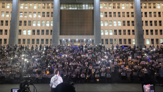 이재명 더불어민주당 대표가 5일 국회 본청 앞 계단에서 열린 민주주의 회복 촛불 문화제에서 발언하고 있다. 강영훈 기자 green@imaeil.com