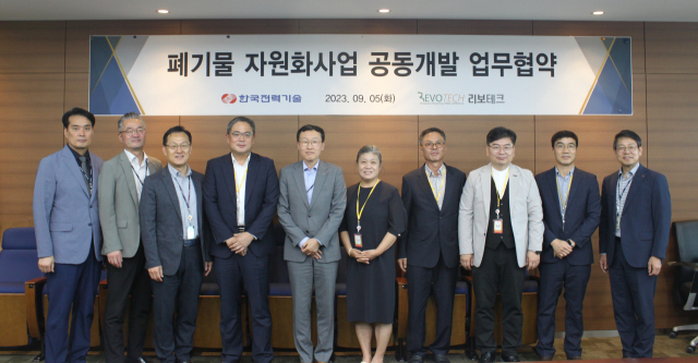 지난 5일 한국전력기술 본사에서 열린 리보테크와의 협약식에 김일배 한국전력기술 에너지신사업본부 부사장과 전옥연 리보테크 COO(최고운영책임자), 황병직 리보테크 대표이사를 비롯한 양측 관계자가 참석했다. 한전기술 제공