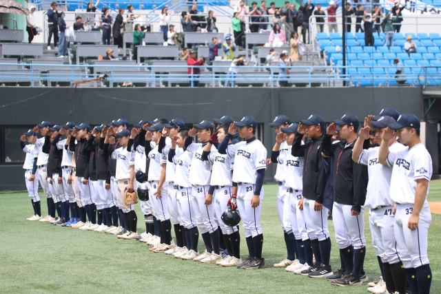 대구고 선수들이 6일 서울 목동구장에서 열린 제51회 봉황대기 쟁탈 전국 고교야구대회 경동고와의 준결승 경기에 출전, 승리한 뒤 관중들에게 인사하고 있다. 대구고 제공