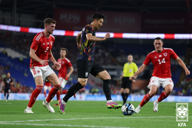 위르겐 클린스만(독일) 감독이 이끄는 한국 남자 축구 대표팀은 8일(한국시간) 영국 웨일스의 카디프 시티 스타디움에서 열린 웨일스와 평가전에서 0-0 무승부를 거뒀다. 사진은 드리블하는 손흥민의 모습. 연합뉴스