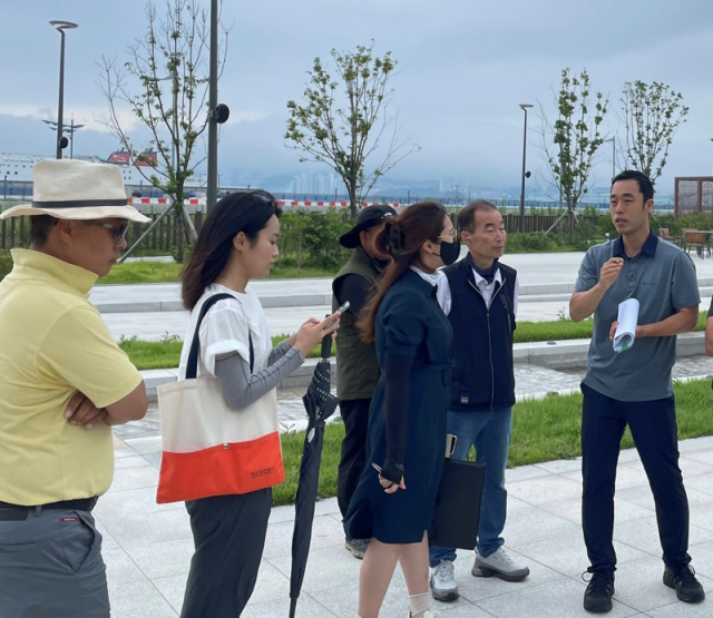 부산항만공사 합동점검단이 북항 재개발지역 친수공원 일대를 찾아 수목 상태 등 현장 상황을 점검하고 있다. [사진=BPA]