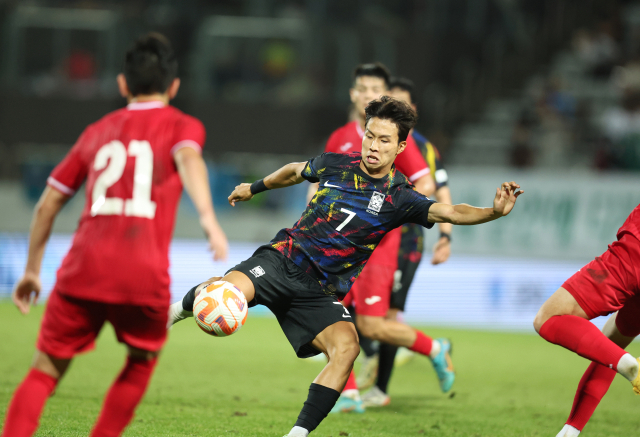 9일 오후 창원축구센터에서 열린 2024 아시아축구연맹(AFC) 23세 이하(U-23) 아시안컵 예선 B조 2차전 한국과 키르기스스탄의 경기. 한국의 엄지성이 상대 수비 사이에서 공격을 시도하고 있다. 연합뉴스