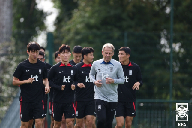 사우디아라비아와의 평가전을 앞둔 남자 축구 국가대표팀 위르겐 클린스만 감독과 선수들이 8일(현지시간) 영국 웨일스 카디프 인터내셔널 스포츠 캠퍼스에서 훈련을 하고 있다. 연합뉴스