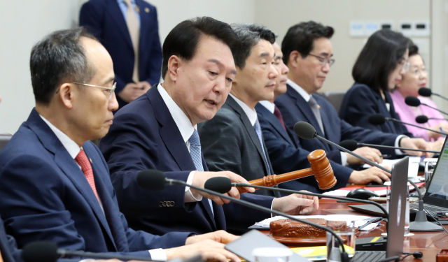 윤석열 대통령이 12일 서울 용산 대통령실 청사에서 열린 국무회의에서 개회선언을 하고 있다. 연합뉴스