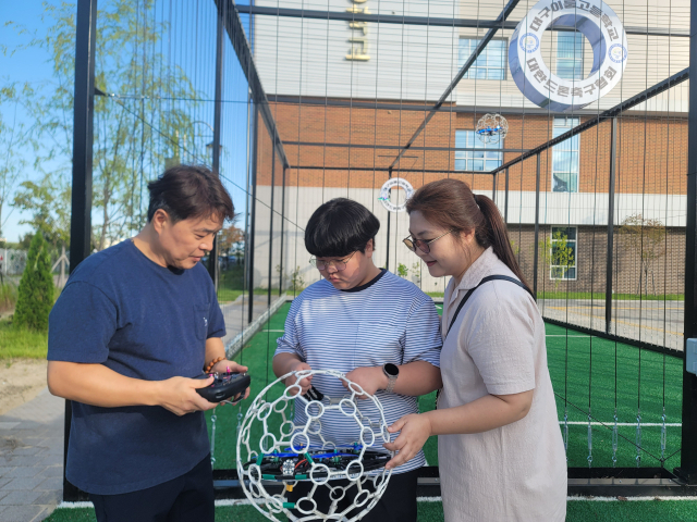 지난 8일 오후 4시쯤 대구 북구 복현동에 위치한 이룸고등학교에서 이영은(17) 양의 가족들이 드론을 조작하고 있는 모습. 박성현 기자