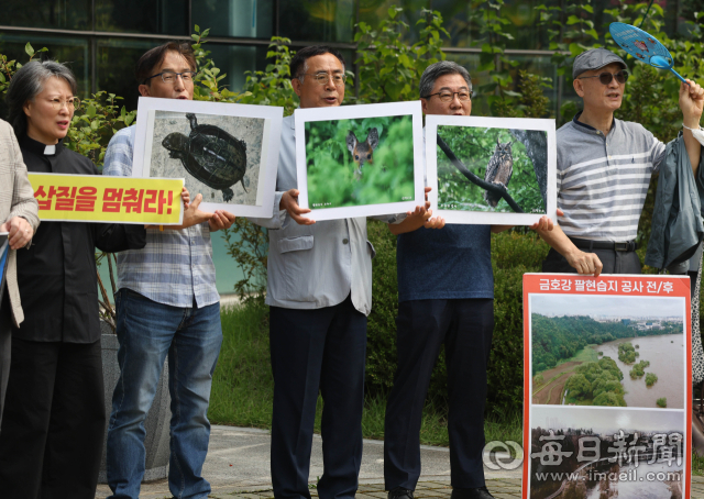 12일 대구 달서구 대곡동 대구지방환경청 앞에서 금호강 난개발 저지 대구경북공동대책위원회가 금호강 팔현습지 산책로 조성 사업의 중단을 촉구하고 졸속으로 이뤄진 환경영향평가에 대한 법적 대응을 예고하는 기자회견을 열고 있다. 대책위는 