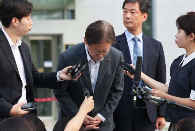 더불어민주당 이재명 대표가 12일 오후 경기도 수원시 영통구 수원지방검찰청에서 