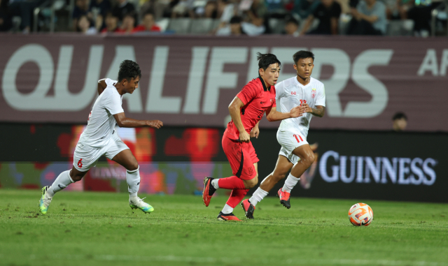 12일 오후 창원축구센터에서 열린 2024 아시아축구연맹(AFC) 23세 이하(U-23) 아시안컵 예선 B조 2차전 대한민국과 미얀마 경기. 대한민국 이현주가 드리블하고 있다. 연합뉴스