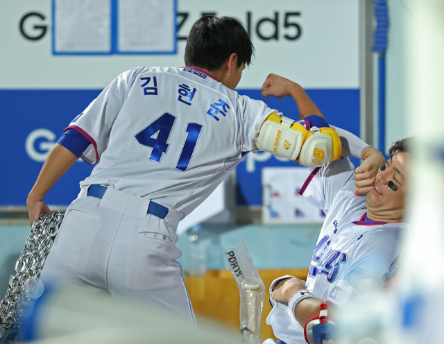 삼성 라이온즈의 김현준이 12일 대구에서 열린 KIA 타이거즈와의 경기 6회말 만루 홈런을 친 뒤 덕아웃으로 들어와 베테랑 강민호와 장난스럽게 기쁨을 나누고 있다. 삼성 제공