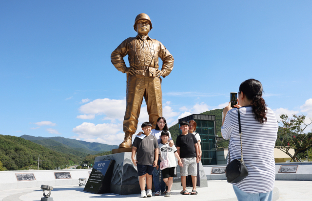 경북 칠곡군 다부동전적기념관에 세워진 백선엽 장군 동상 앞에서 관람객들이 기념촬영을 하고 있다. 칠곡군 제공