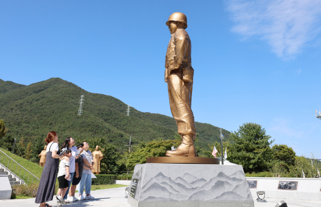 경북 칠곡군 다부동전적기념관에 세워진 백선엽 장군 동상을 관람객들이 보고 있다. 칠곡군 제공