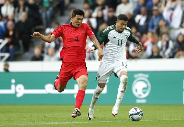 한국 남자 축구 대표팀의 김민재가 13일 영국 뉴캐슬에서 열린 사우디아라비아와의 친선 경기에 출전, 돌파를 시도하는 압둘라 알함단을 저지하고 있다. 연합뉴스