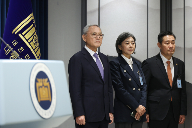 유인촌 문화체육관광부 장관 후보자(왼쪽부터), 김행 여성가족부 장관 후보자, 신원식 국방부 장관 후보자가 13일 서울 용산 대통령실 청사에서 열린 김대기 대통령 비서실장의 2차 개각 발표 브리핑에 배석하고 있다. 연합뉴스