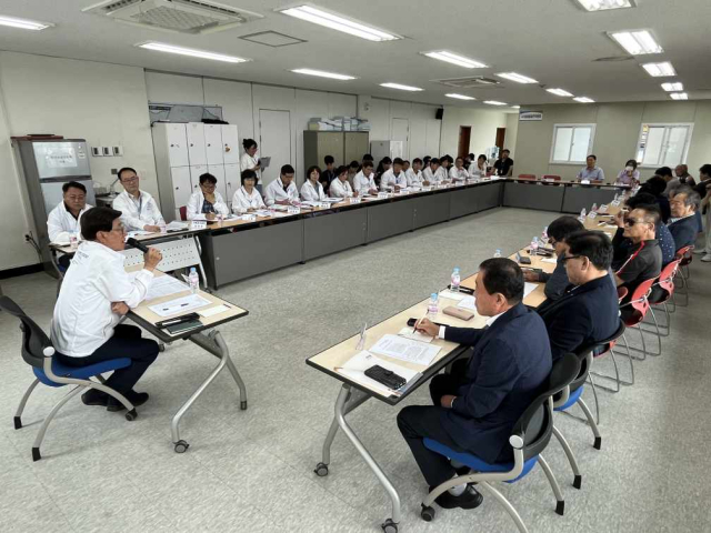 13일 부산 기장군 일광읍 임해행정봉사실에서 정종복(가운데) 기장군수가 찾아가는 현장민원실을 열고 주민들의 목소리를 듣고 있다. [사진=기장군]