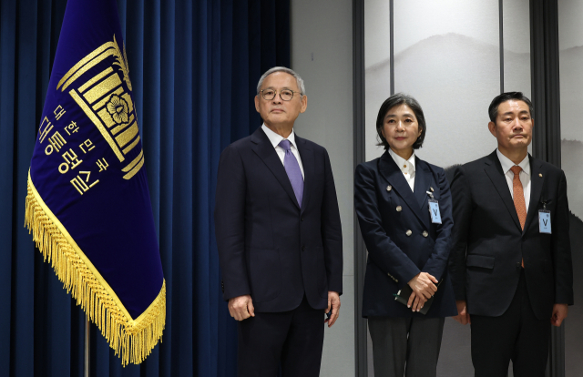 유인촌 문화체육관광부 장관 후보자(왼쪽부터), 김행 여성가족부 장관 후보자, 신원식 국방부 장관 후보자가 13일 서울 용산 대통령실 청사에서 열린 김대기 대통령 비서실장의 2차 개각 발표 브리핑에 배석하고 있다. 연합뉴스