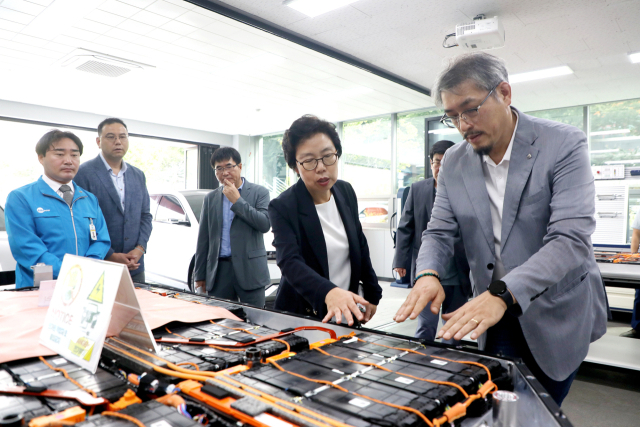 한승철 영남이공대 스마트e-자동차과 교수가 전기자동차 전용 실습실에서 전기자동차 교육에 대해 설명하고 있다. 영남이공대 제공