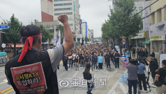 14일 오후 2시 철도노조 영주본부 노조원들이 영주역 인근 도로에서 총파업 출정식을 하고 있다. 윤영민 기자