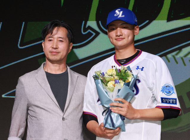 14일 서울 웨스틴 조선호텔에서 열린 2024 KBO 신인드래프트.1라운드에서 삼성 라이온즈에 지명된 육선엽(장충고)이 홍준학 삼성 단장과 기념촬영을 하고 있다. 연합뉴스