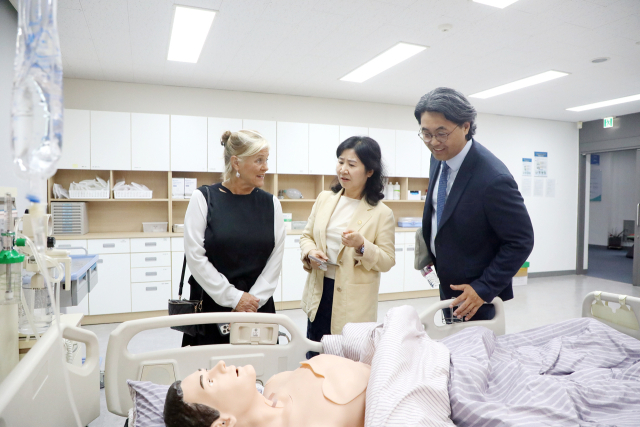 영남이공대 간호대학 장희정 학장(사진 가운데)이 킴벌리 캐슬 학과장(사진 왼쪽)에게 간호학과 실습실에 대해 설명하고 있는 모습. 영남이공대 제공