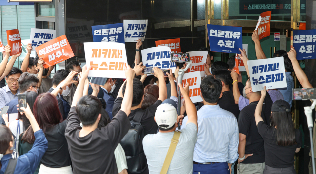 14일 오전 대장동 허위 보도 의혹 관련 압수수색을 위해 서울 중구 뉴스타파를 찾은 검찰 관계자들이 건물로 진입하고 있다. 연합뉴스