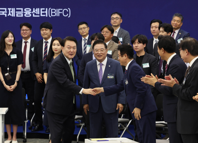 윤석열 대통령이 14일 부산 남구 부산국제금융센터(BIFC)에서 열린 대통령 직속 지방시대위원회의 