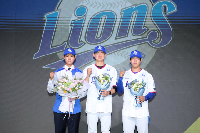 삼성 라이온즈가 14일 2024 KBO 신인 드래프트에서 지명한 1~3라운드 선수들. 왼쪽부터 2라운드에 지명된 박준용, 1라운드 지명자 육선엽, 3라운드에 선택받은 정민성. 삼성 제공