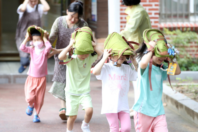 13일 광주 북구 태봉 국공립어린이집에서 북구청 안전총괄과 직원들과 원생들이 지진 대피 훈련을 하고 있다. 북구는 최근 모로코 지진으로 많은 사상자가 발생하자 재난에 취약한 어린이들을 대상으로 안전교육을 실시했다. 연합뉴스