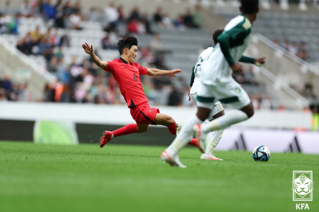 위르겐 클린스만 감독이 이끄는 한국 남자 축구 대표팀의 황인범이 13일(한국시간) 영국 뉴캐슬의 세인트 제임스 파크에서 열린 사우디아라비아와의 친선 경기에서 드리블하고 있다. 연합뉴스