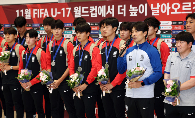 아시아축구연맹(AFC) U-17 아시안컵에서 준우승을 차지한 17세 이하(U-17) 남자 축구대표팀 변성환 감독이 4일 오전 인천국제공항 제2터미널에서 귀국한 뒤 발언하고 있다. 연합뉴스