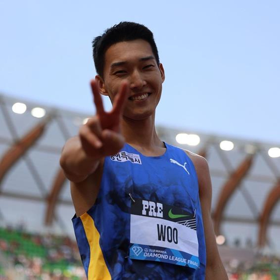 우상혁이 17일(한국 시간) 미국 오리건주 유진 헤이워드 필드에서 열린 2023 세계육상연맹 다이아몬드리그 파이널 남자 높이뛰기 경기에서 우승한 뒤, V를 그리고 있다. 연합뉴스