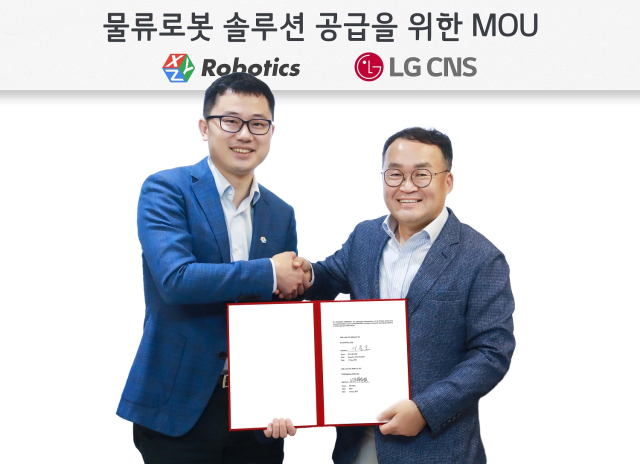 LG CNS가 서울 강서구 LG CNS 본사에서 XYZ로보틱스와 물류로봇 솔루션 공급을 위한 업무협약(MOU)을 체결했다고 17일 밝혔다. 사진은 협약 체결 후 기념 촬영하는 이준호 LG CNS 스마트물류사업부장 상무(오른쪽)와 지아지 저우 XYZ로보틱스 최고경영자(CEO). 연합뉴스