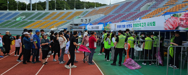 2023 안동마라톤대회가 개최된 17일 안동시민운동장에 마련된 안동봉화축협과 안동시양계협회 먹을거리 부스에 방문객들이 호황을 이우고 있다. 김영진 기자