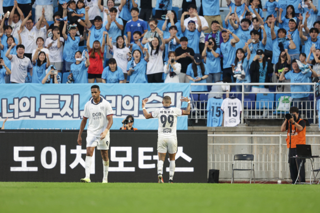 대구FC의 바셀루스(99번)가 17일 수원에서 열린 K리그1 30라운드 경기 후반 추가 시간 수원 삼성을 상대로 결승골을 터뜨린 뒤 원정 응원 온 대구 팬들 앞에서 환호하고 있다. K리그1 제공