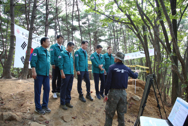 경북 칠곡군의회는 6·25전사자 유해발굴 작전을 수행 중인 장병들을 격려했다. 칠곡군의회 제공