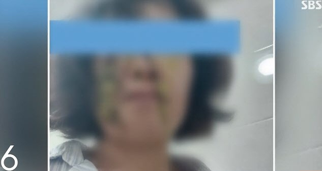 어린이집 교사 얼굴에 똥 기저귀를 던져 논란이 됐던 학부모가 결국 재판에 넘겨졌다. SBS 