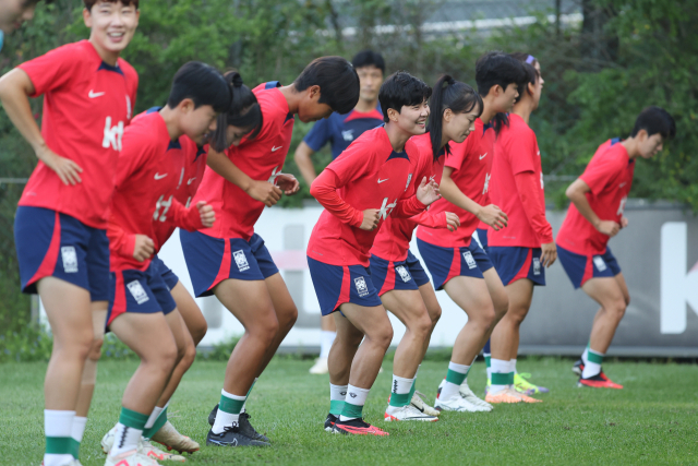 항저우 아시안게임 여자축구 대표팀 지소연 등 선수들이 18일 오전 경기도 파주 NFC에서 훈련하고 있다. 연합뉴스