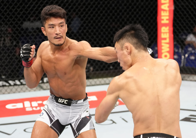 종합격투기 무대 UFC에서 3연승에 도전하는 강경호의 경기 모습. UFC 제공