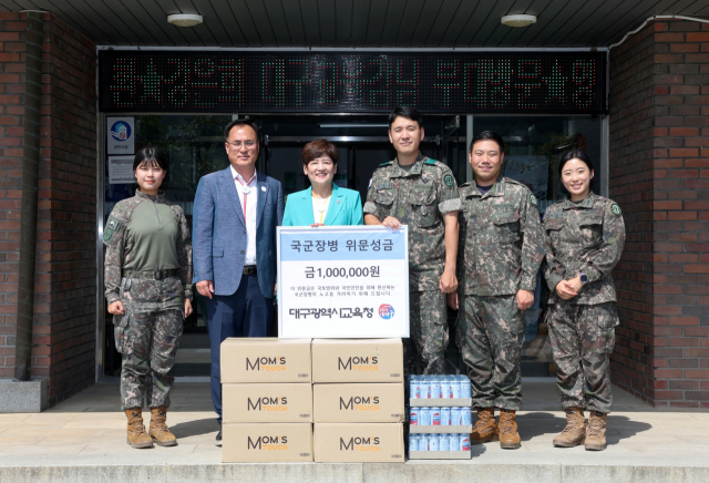 19일 오후 1시 강은희 대구시교육감과 박복경 대구시교육청 총무담당사무관이 추석 명절을 맞아 제501여단 3대대를 방문해 국군장병들에게 위문품을 전달하고 기념사진을 촬영하고 있다. 대구시교육청 제공