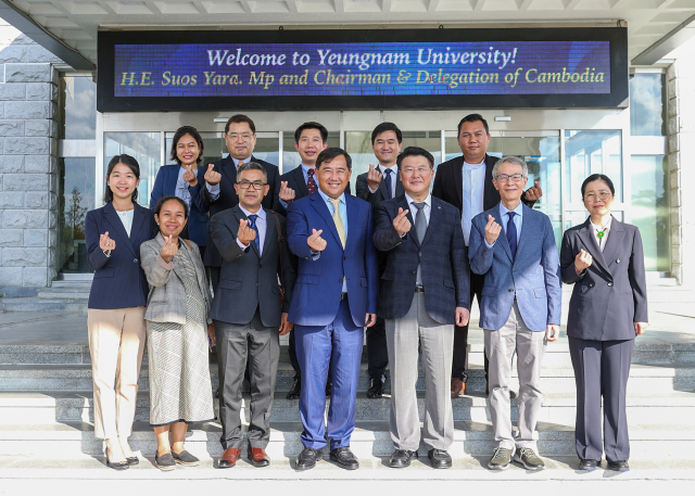 캄보디아 수오스 야라(SUOS Yara) 국회 외교위원장(사진 앞줄 왼쪽에서 네 번째)이 영남대를 찾아 새마을대학 협력 방안을 논의하고 기념촬영을 하고 있다. 영남대 제공